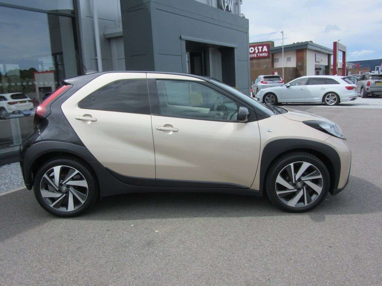 A 2022 TOYOTA AYGO X 1.0 VVT-i Edge Hatchback 5dr Petrol x-shift Euro 6 (s/s) (72 ps) A 2022 TOYOTA AYGO X 1.0 VVT-i Edge Hatchback 5dr Petrol x-shift Euro 6 (s/s) (72 ps)