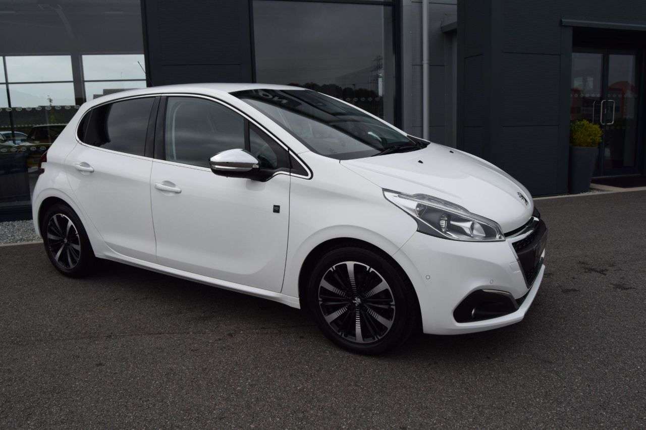 A 2019 PEUGEOT 208 1.2 PureTech Tech Edition Hatchback 5dr Petrol Manual Euro 6 (s/s) (82 ps) A 2019 PEUGEOT 208 1.2 PureTech Tech Edition Hatchback 5dr Petrol Manual Euro 6 (s/s) (82 ps)