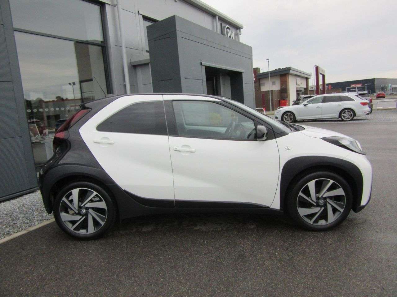 A 2023 TOYOTA AYGO X 1.0 VVT-i Edge Hatchback 5dr Petrol Manual Euro 6 (s/s) (72 ps) A 2023 TOYOTA AYGO X 1.0 VVT-i Edge Hatchback 5dr Petrol Manual Euro 6 (s/s) (72 ps)