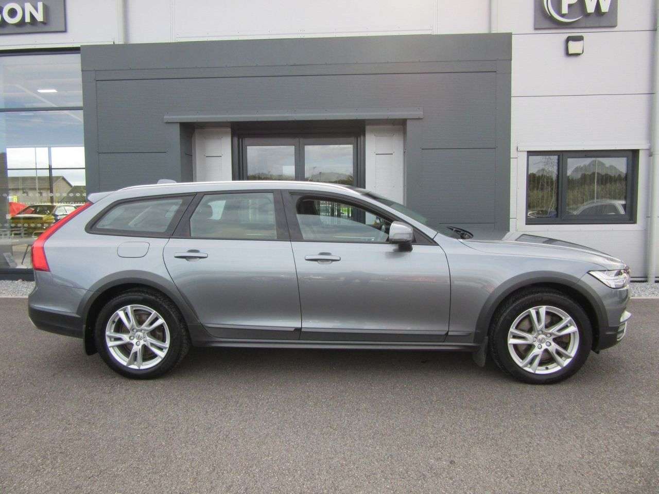 A 2019 VOLVO V90 CROSS COUNTRY 2.0 T5 Estate 5dr Petrol Auto AWD Euro 6 (s/s) (250 ps) A 2019 VOLVO V90 CROSS COUNTRY 2.0 T5 Estate 5dr Petrol Auto AWD Euro 6 (s/s) (250 ps)