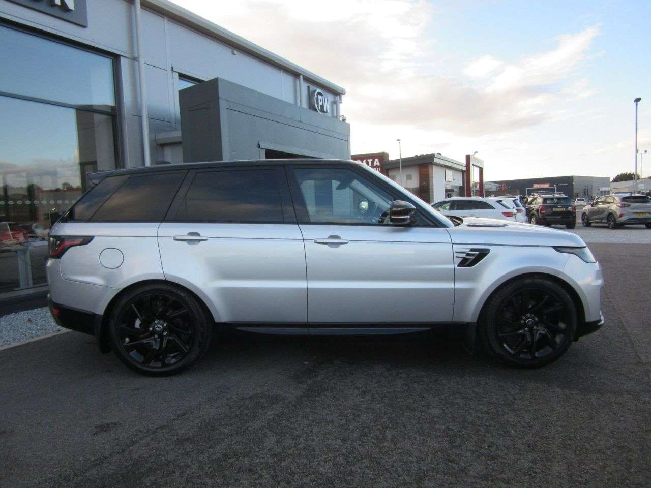A 2018 LAND ROVER RANGE ROVER SPORT 3.0 SD V6 HSE SUV 5dr Diesel Auto 4WD Euro 6 (s/s) (306 ps) A 2018 LAND ROVER RANGE ROVER SPORT 3.0 SD V6 HSE SUV 5dr Diesel Auto 4WD Euro 6 (s/s) (306 ps)
