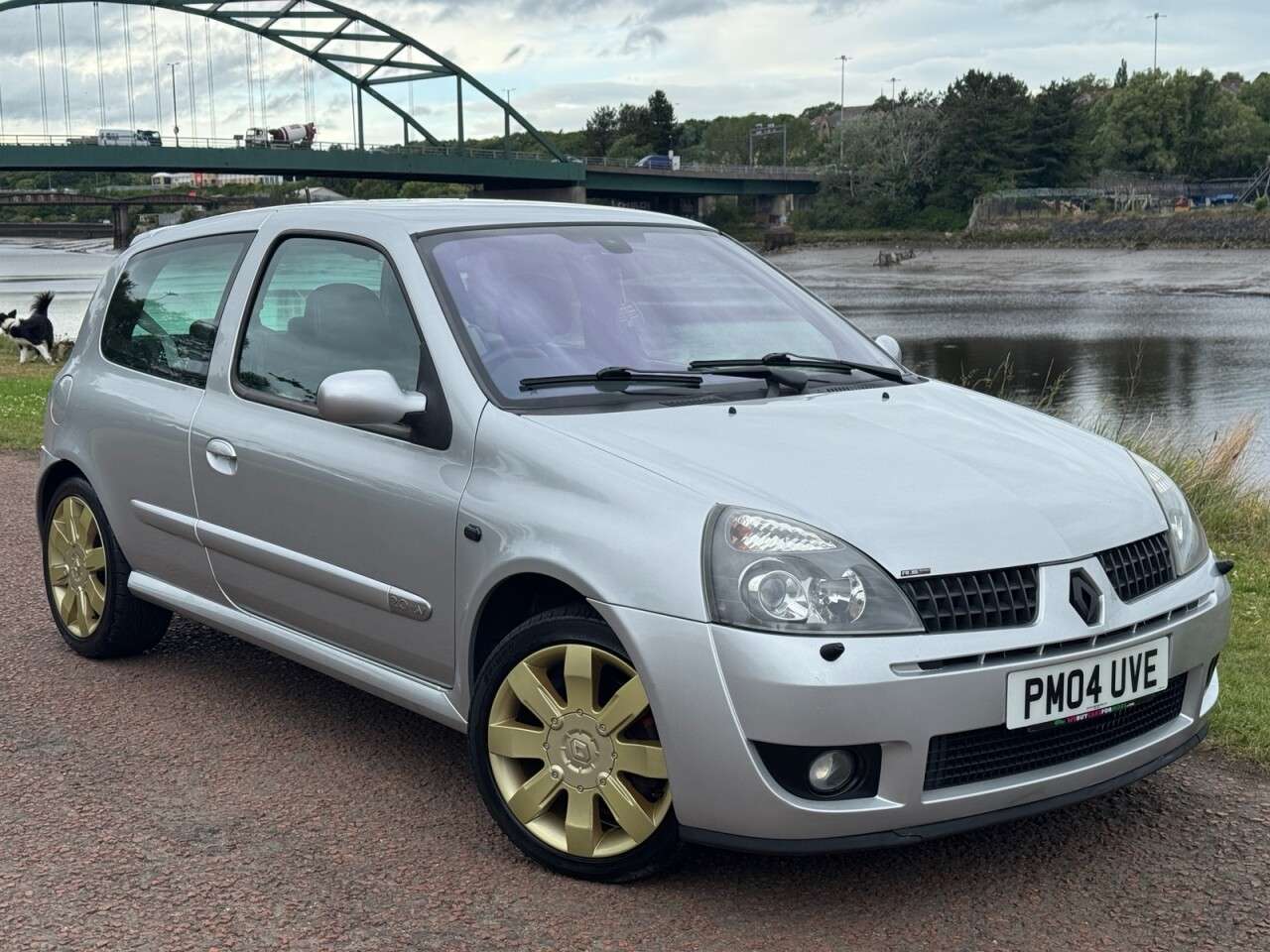 A 2004 RENAULT CLIO 2.0 16v Renaultsport Hatchback 3dr Petrol Manual (194 g/km, 182 bhp) **HALF A 2004 RENAULT CLIO 2.0 16v Renaultsport Hatchback 3dr Petrol Manual (194 g/km, 182 bhp) **HALF