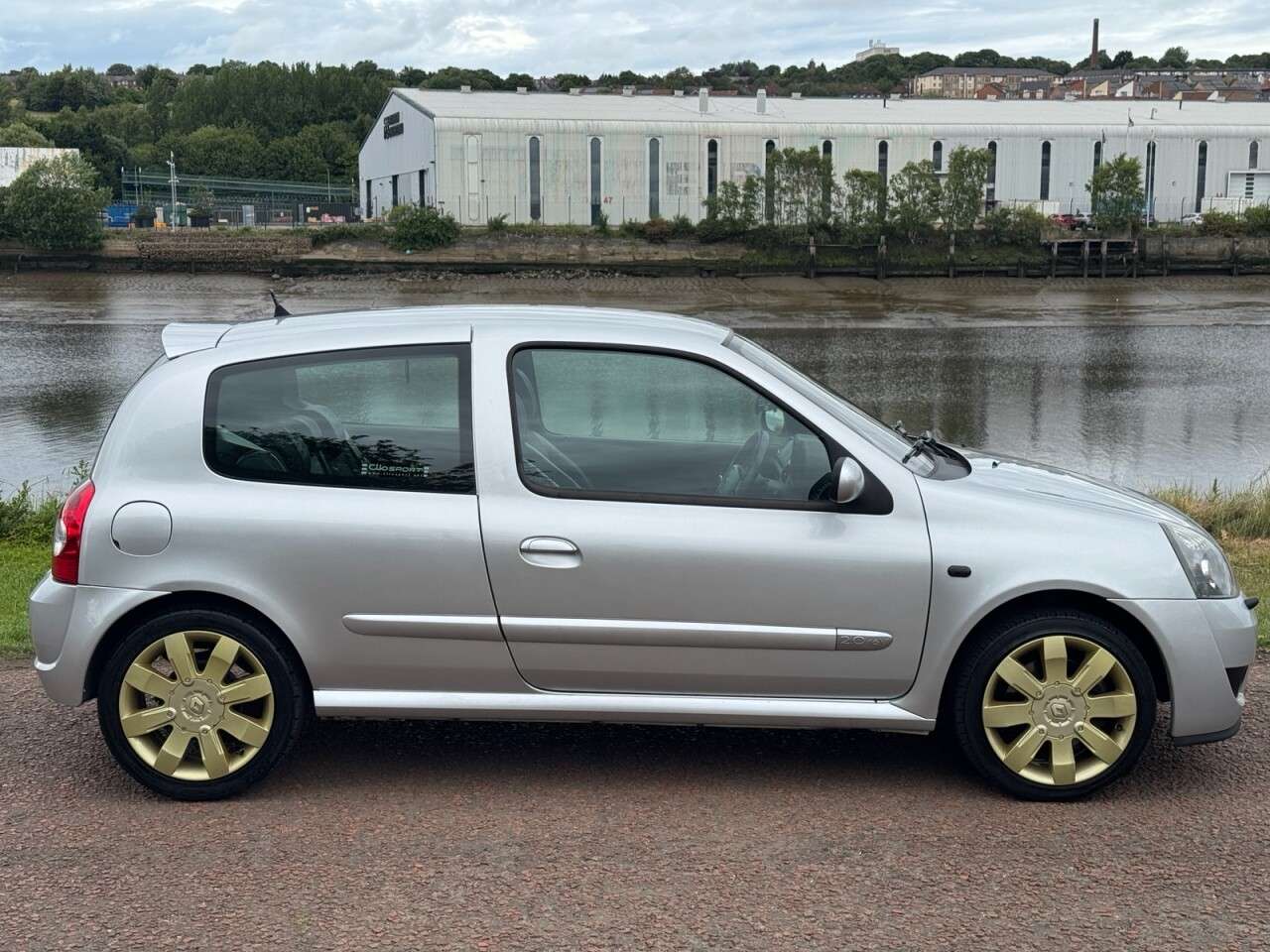 A 2004 RENAULT CLIO 2.0 16v Renaultsport Hatchback 3dr Petrol Manual (194 g/km, 182 bhp) **HALF A 2004 RENAULT CLIO 2.0 16v Renaultsport Hatchback 3dr Petrol Manual (194 g/km, 182 bhp) **HALF