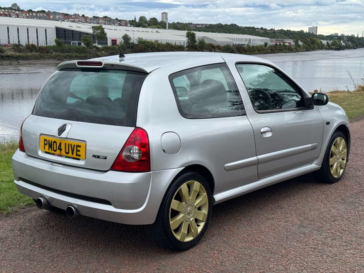 A 2004 RENAULT CLIO 2.0 16v Renaultsport Hatchback 3dr Petrol Manual (194 g/km, 182 bhp) **HALF A 2004 RENAULT CLIO 2.0 16v Renaultsport Hatchback 3dr Petrol Manual (194 g/km, 182 bhp) **HALF
