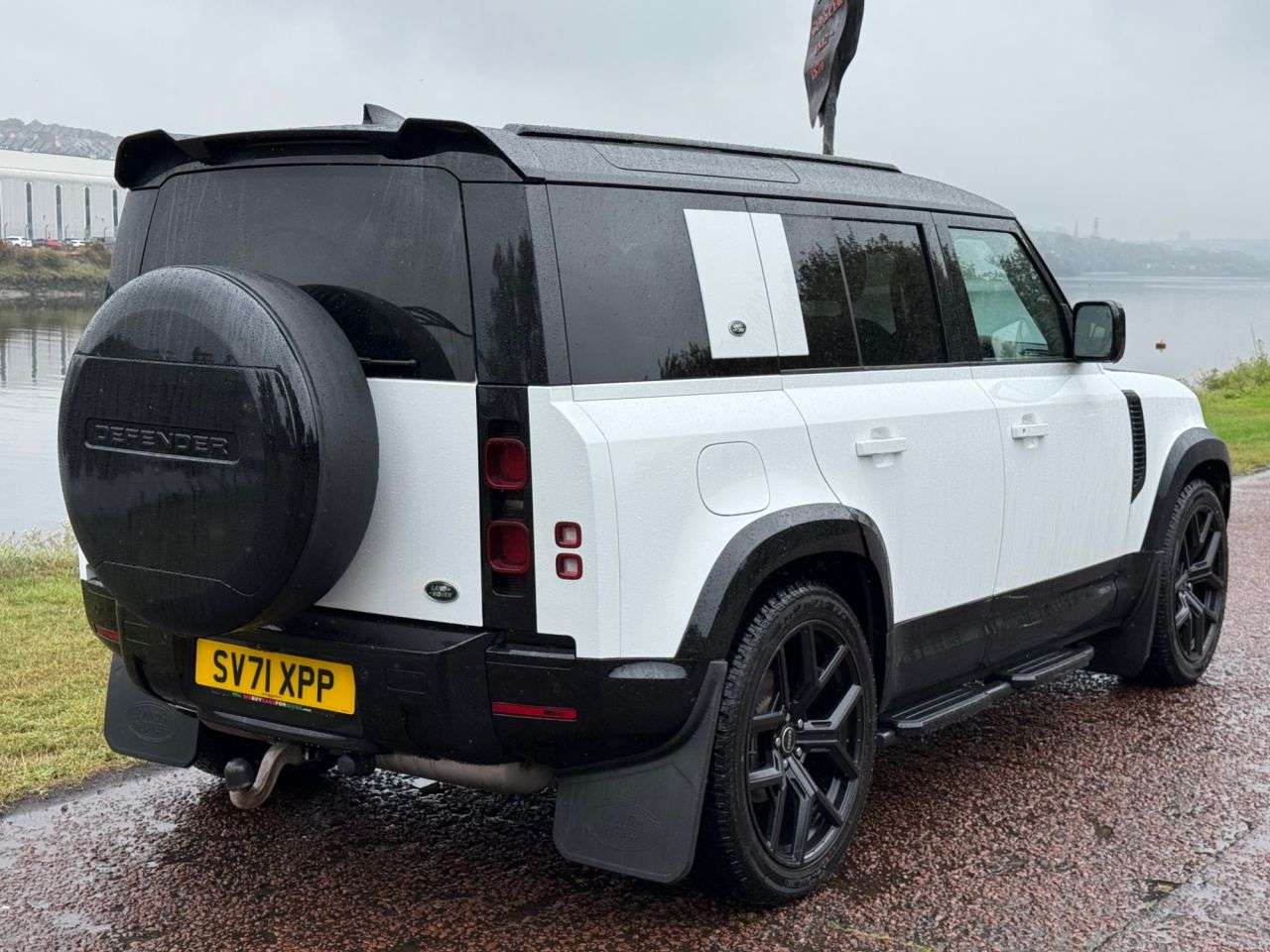 A 2021 LAND ROVER DEFENDER 3.0 D200 MHEV SE SUV 5dr Diesel Auto 4WD Euro 6 (s/s) (200 ps) **URBAN KIT* A 2021 LAND ROVER DEFENDER 3.0 D200 MHEV SE SUV 5dr Diesel Auto 4WD Euro 6 (s/s) (200 ps) **URBAN KIT*