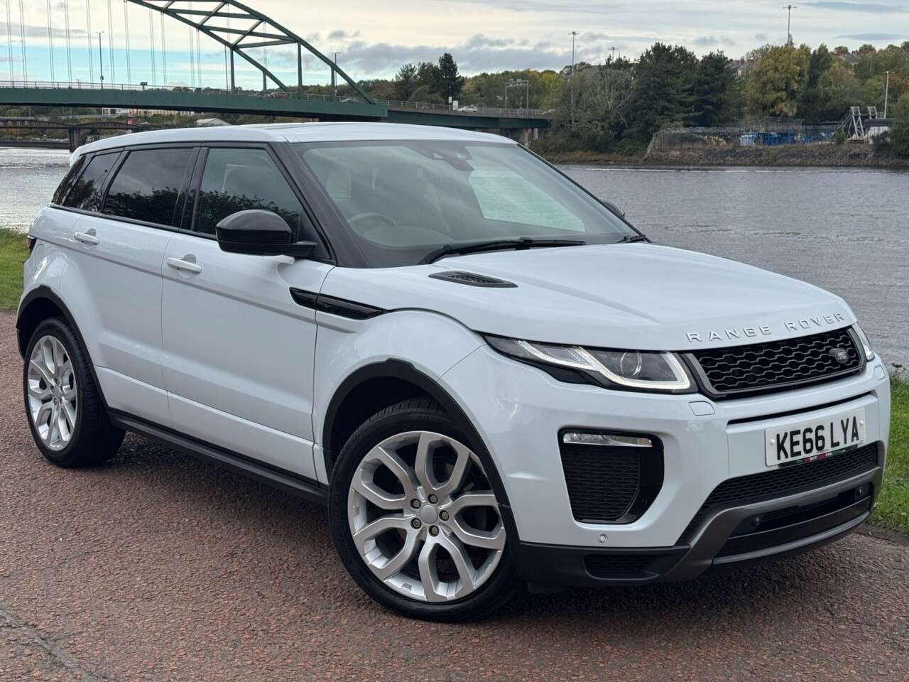 A 2017 LAND ROVER RANGE ROVER EVOQUE 2.0 TD4 HSE Dynamic SUV 5dr Diesel Manual 4WD Euro 6 (s/s) (180 ps) **MERID A 2017 LAND ROVER RANGE ROVER EVOQUE 2.0 TD4 HSE Dynamic SUV 5dr Diesel Manual 4WD Euro 6 (s/s) (180 ps) **MERID