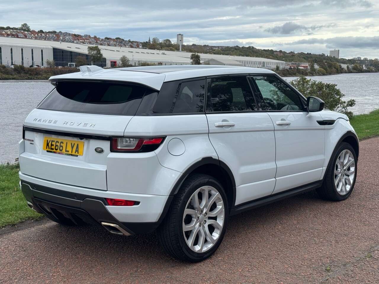 A 2017 LAND ROVER RANGE ROVER EVOQUE 2.0 TD4 HSE Dynamic SUV 5dr Diesel Manual 4WD Euro 6 (s/s) (180 ps) **MERID A 2017 LAND ROVER RANGE ROVER EVOQUE 2.0 TD4 HSE Dynamic SUV 5dr Diesel Manual 4WD Euro 6 (s/s) (180 ps) **MERID