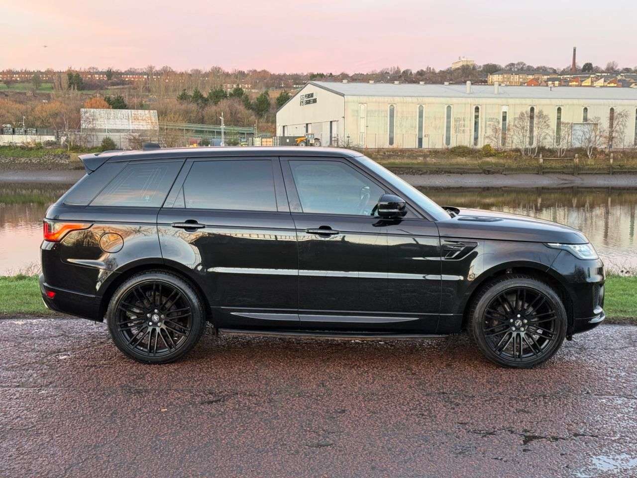 A 2019 LAND ROVER RANGE ROVER SPORT 3.0 SD V6 HSE Dynamic SUV 5dr Diesel Auto 4WD Euro 6 (s/s) (306 ps) FRONT + A 2019 LAND ROVER RANGE ROVER SPORT 3.0 SD V6 HSE Dynamic SUV 5dr Diesel Auto 4WD Euro 6 (s/s) (306 ps) FRONT +