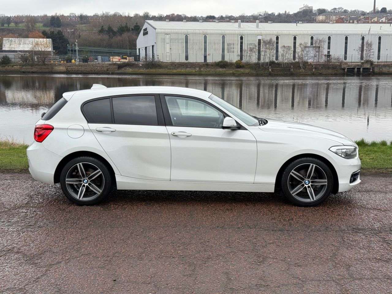 A 2018 BMW 1 SERIES 1.5 118i Sport Hatchback 5dr Petrol Manual Euro 6 (s/s) (136 ps) **BLUETOOT A 2018 BMW 1 SERIES 1.5 118i Sport Hatchback 5dr Petrol Manual Euro 6 (s/s) (136 ps) **BLUETOOT