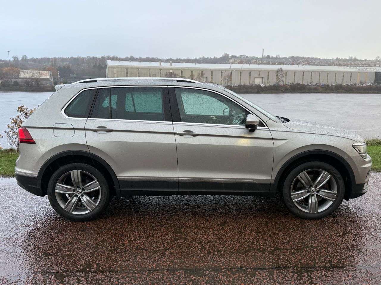 A 2017 VOLKSWAGEN TIGUAN 2.0 TSI SEL SUV 5dr Petrol DSG 4Motion Euro 6 (s/s) (180 ps) **REVERSING CA A 2017 VOLKSWAGEN TIGUAN 2.0 TSI SEL SUV 5dr Petrol DSG 4Motion Euro 6 (s/s) (180 ps) **REVERSING CA