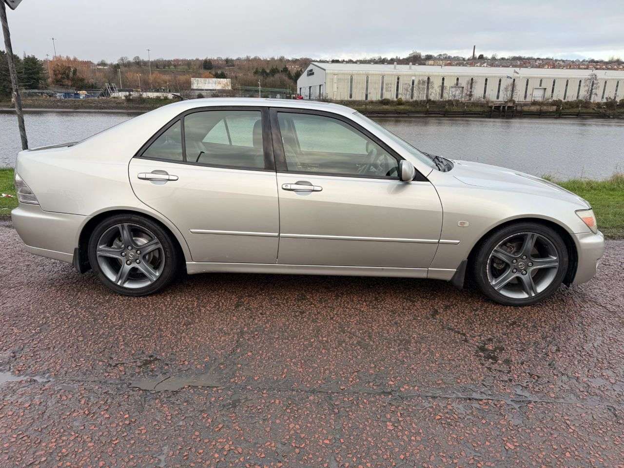 A 2001 LEXUS IS 2.0 200 SE Saloon 4dr Petrol Manual (229 g/km, 153 bhp) **ELECTRIC SUNROOF* A 2001 LEXUS IS 2.0 200 SE Saloon 4dr Petrol Manual (229 g/km, 153 bhp) **ELECTRIC SUNROOF*