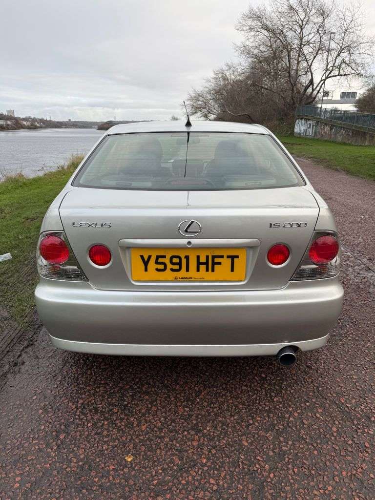 A 2001 LEXUS IS 2.0 200 SE Saloon 4dr Petrol Manual (229 g/km, 153 bhp) **ELECTRIC SUNROOF* A 2001 LEXUS IS 2.0 200 SE Saloon 4dr Petrol Manual (229 g/km, 153 bhp) **ELECTRIC SUNROOF*