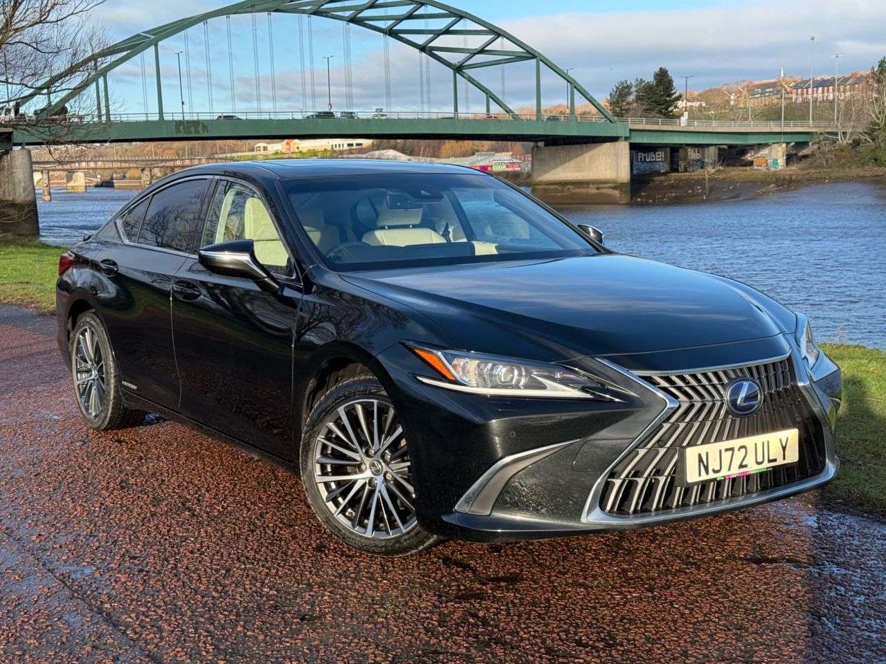 A 2022 LEXUS ES 2.5 300h Saloon 4dr Petrol Hybrid E-CVT Euro 6 (s/s) (218 ps) **LOW MILAGE* A 2022 LEXUS ES 2.5 300h Saloon 4dr Petrol Hybrid E-CVT Euro 6 (s/s) (218 ps) **LOW MILAGE*
