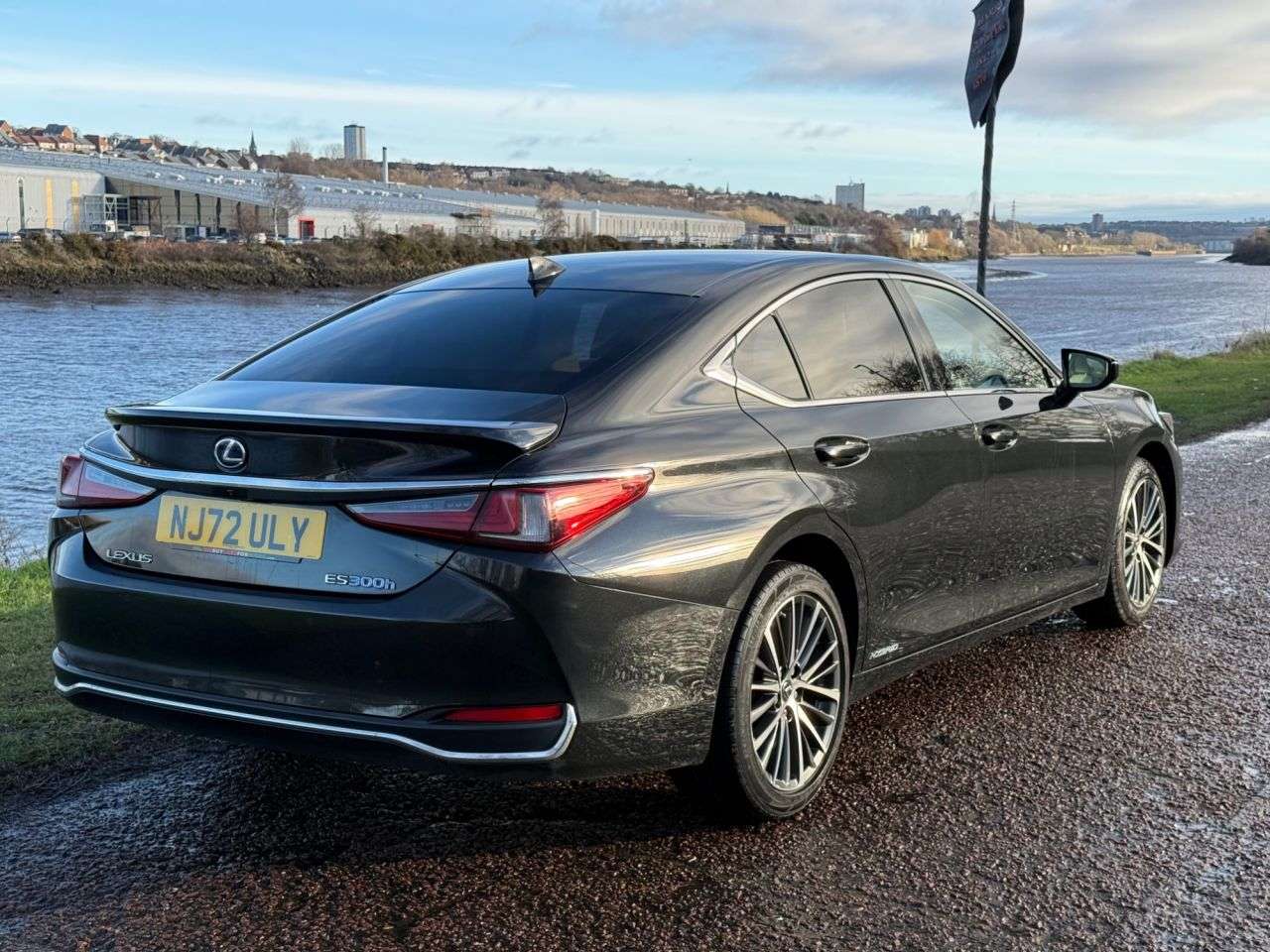 A 2022 LEXUS ES 2.5 300h Saloon 4dr Petrol Hybrid E-CVT Euro 6 (s/s) (218 ps) **LOW MILAGE* A 2022 LEXUS ES 2.5 300h Saloon 4dr Petrol Hybrid E-CVT Euro 6 (s/s) (218 ps) **LOW MILAGE*