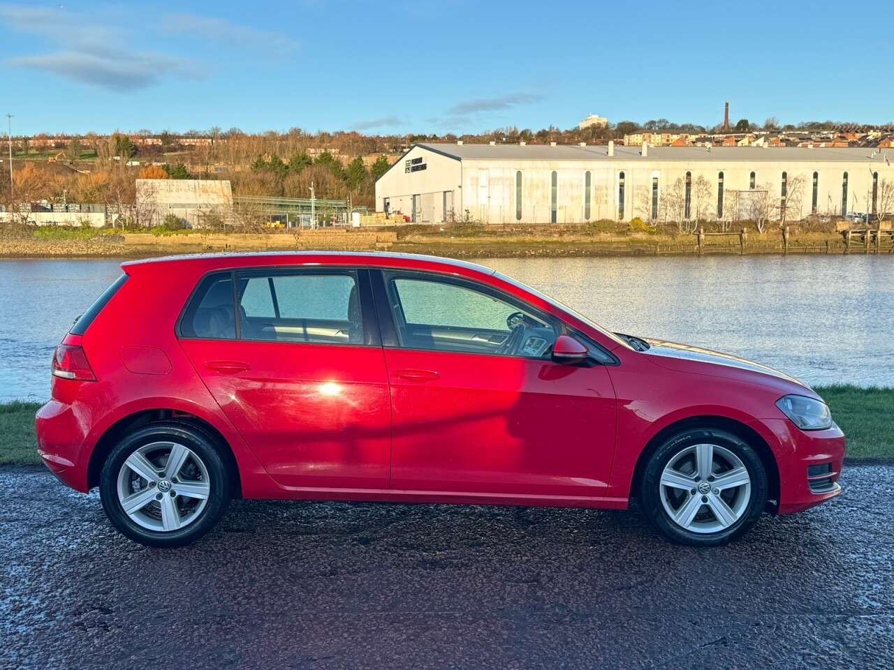 A 2015 VOLKSWAGEN GOLF 1.6 TDI BlueMotion Tech Match Hatchback 5dr Diesel DSG Euro 5 (s/s) (105 ps A 2015 VOLKSWAGEN GOLF 1.6 TDI BlueMotion Tech Match Hatchback 5dr Diesel DSG Euro 5 (s/s) (105 ps
