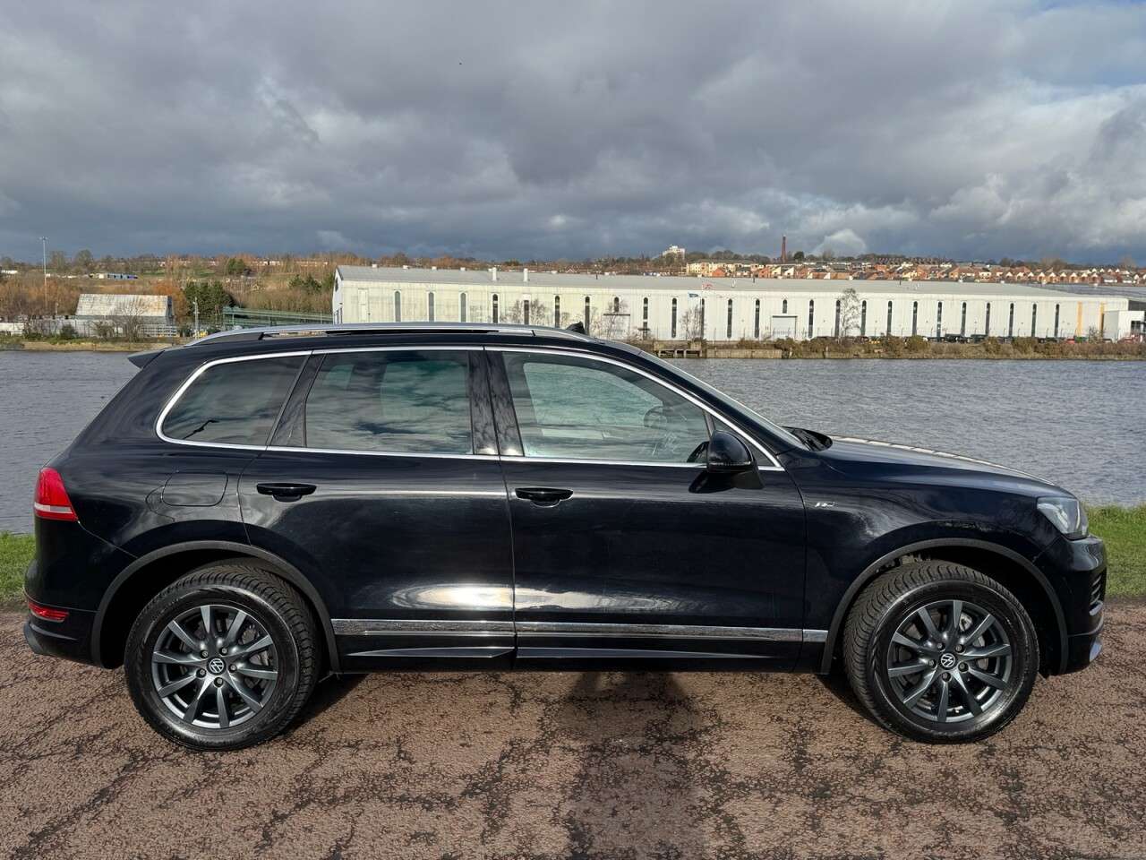 A 2014 VOLKSWAGEN TOUAREG 3.0 TDI V6 BlueMotion Tech R-Line SUV 5dr Diesel Tiptronic 4WD Euro 5 (s/s) A 2014 VOLKSWAGEN TOUAREG 3.0 TDI V6 BlueMotion Tech R-Line SUV 5dr Diesel Tiptronic 4WD Euro 5 (s/s)