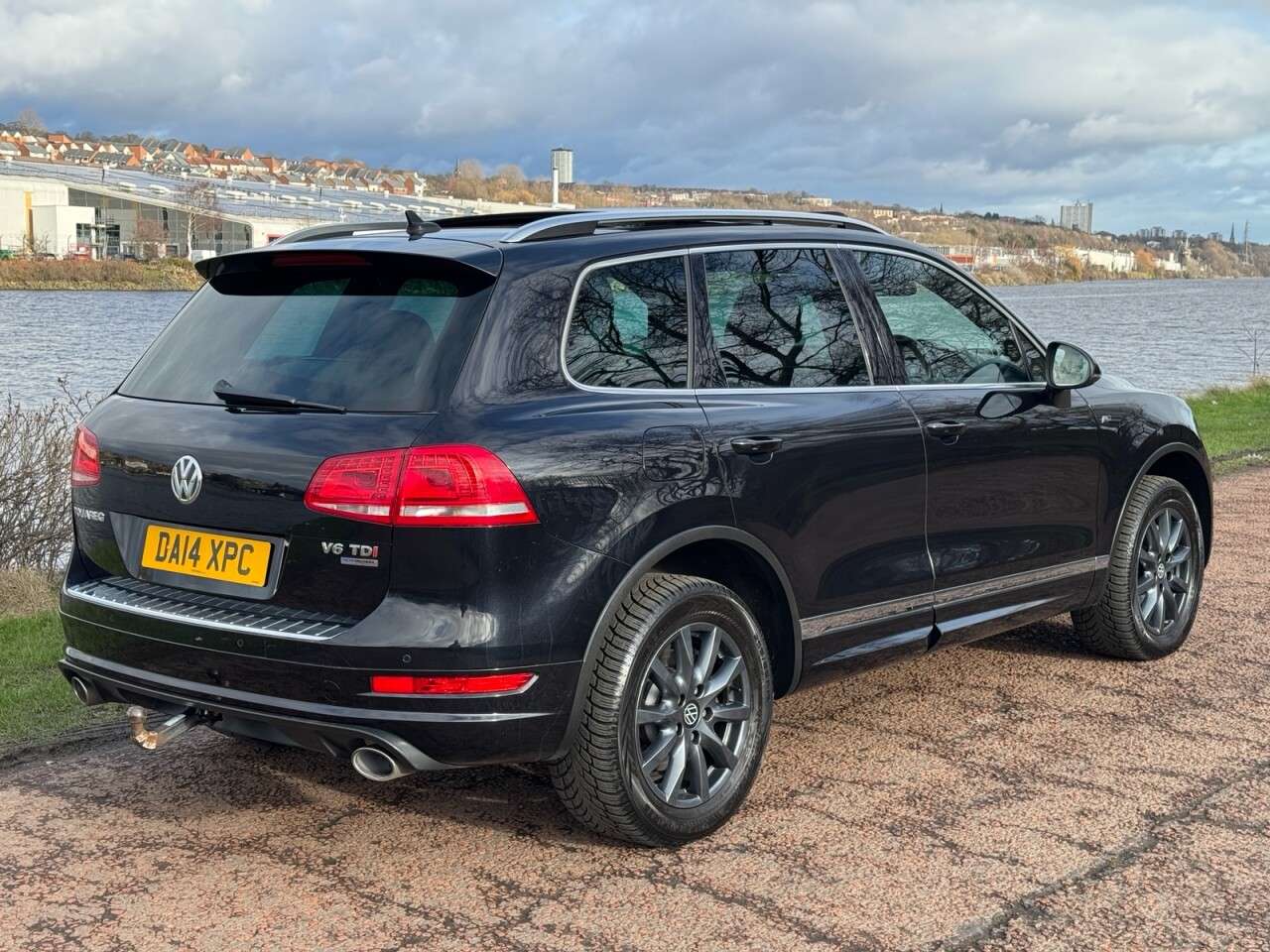 A 2014 VOLKSWAGEN TOUAREG 3.0 TDI V6 BlueMotion Tech R-Line SUV 5dr Diesel Tiptronic 4WD Euro 5 (s/s) A 2014 VOLKSWAGEN TOUAREG 3.0 TDI V6 BlueMotion Tech R-Line SUV 5dr Diesel Tiptronic 4WD Euro 5 (s/s)