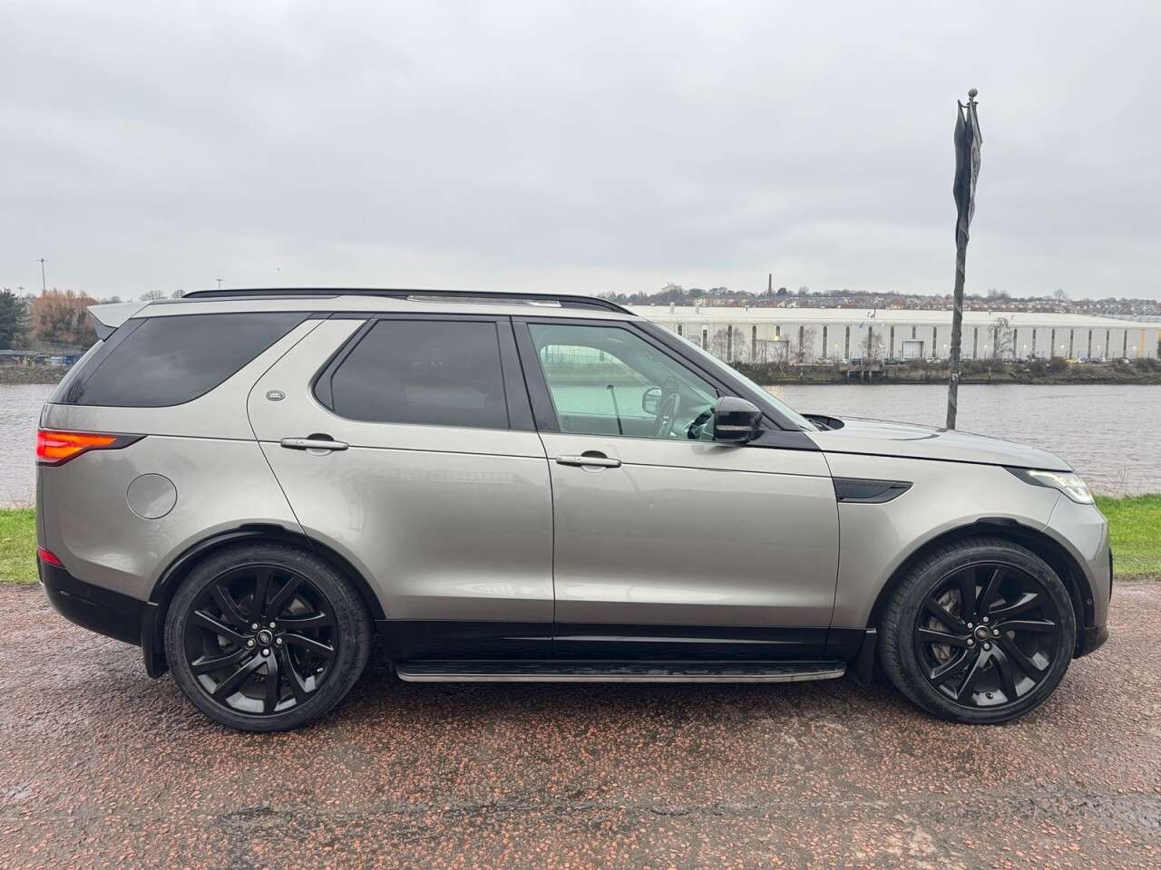 A 2018 LAND ROVER DISCOVERY 3.0 SD V6 HSE Luxury SUV 5dr Diesel Auto 4WD Euro 6 (s/s) (306 ps) 22" ALLO A 2018 LAND ROVER DISCOVERY 3.0 SD V6 HSE Luxury SUV 5dr Diesel Auto 4WD Euro 6 (s/s) (306 ps) 22" ALLO