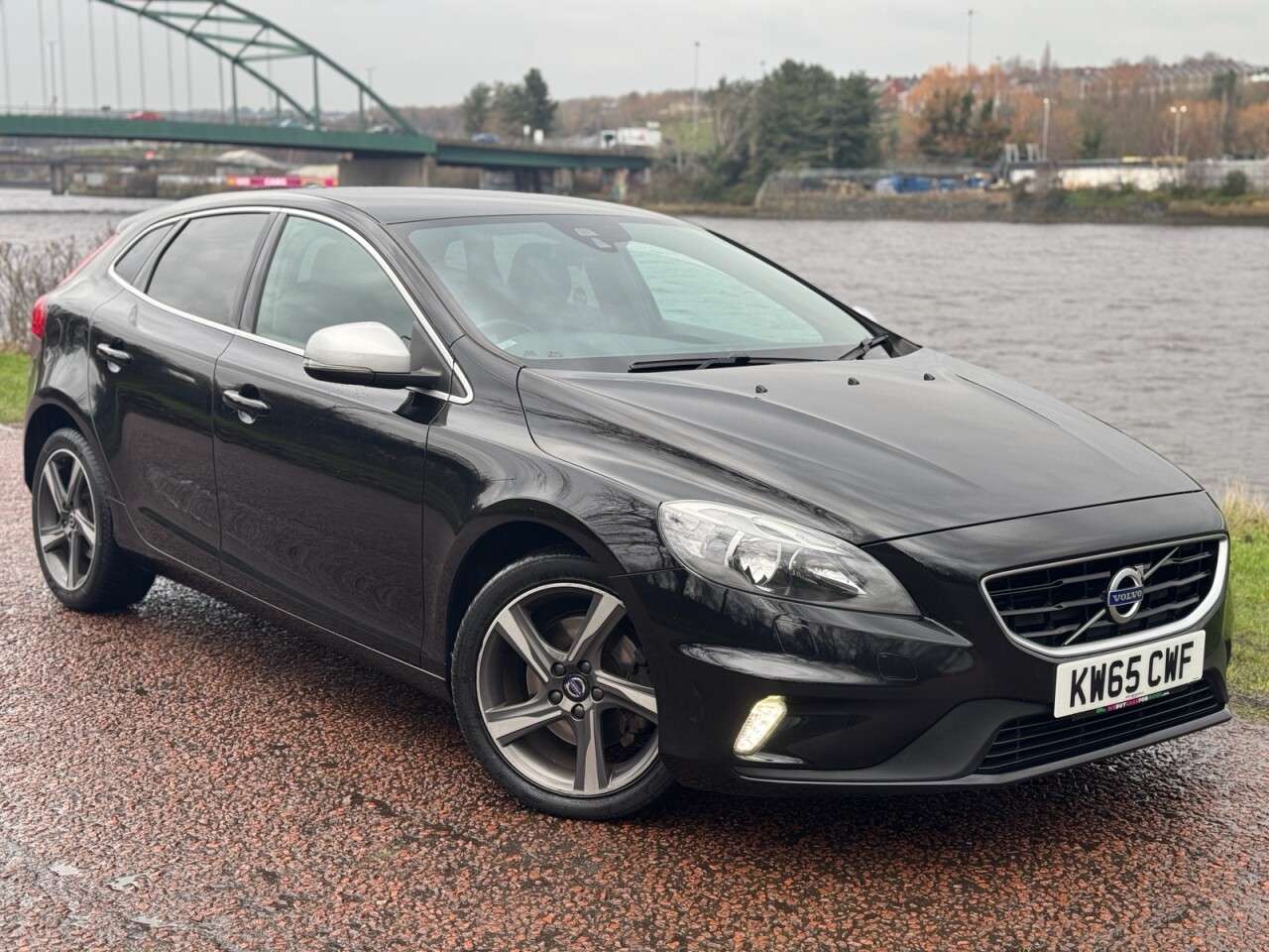 A 2015 VOLVO V40 2.0 T2 R-Design Nav Hatchback 5dr Petrol Manual Euro 6 (s/s) (122 ps) **DIA A 2015 VOLVO V40 2.0 T2 R-Design Nav Hatchback 5dr Petrol Manual Euro 6 (s/s) (122 ps) **DIA