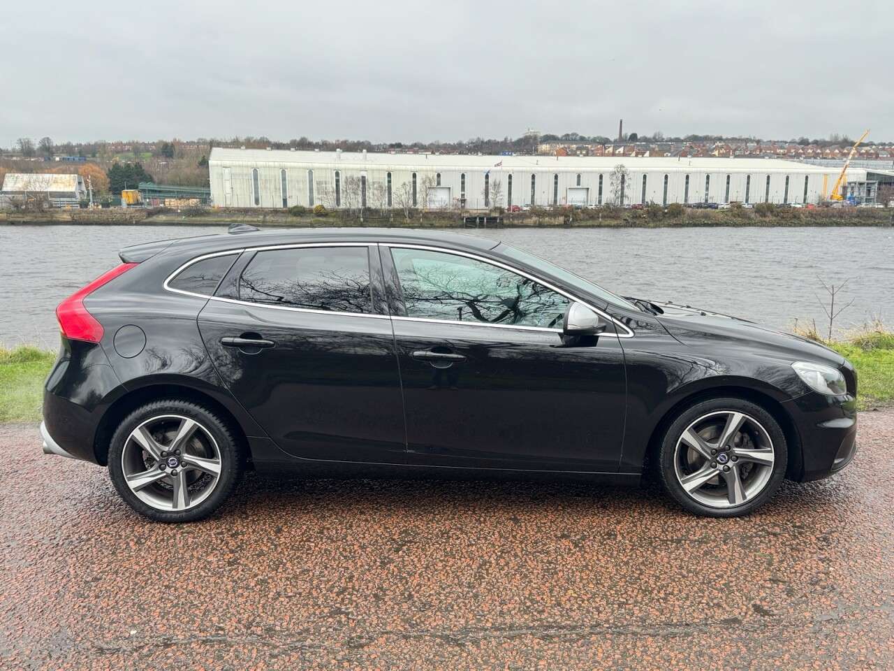 A 2015 VOLVO V40 2.0 T2 R-Design Nav Hatchback 5dr Petrol Manual Euro 6 (s/s) (122 ps) **DIA A 2015 VOLVO V40 2.0 T2 R-Design Nav Hatchback 5dr Petrol Manual Euro 6 (s/s) (122 ps) **DIA