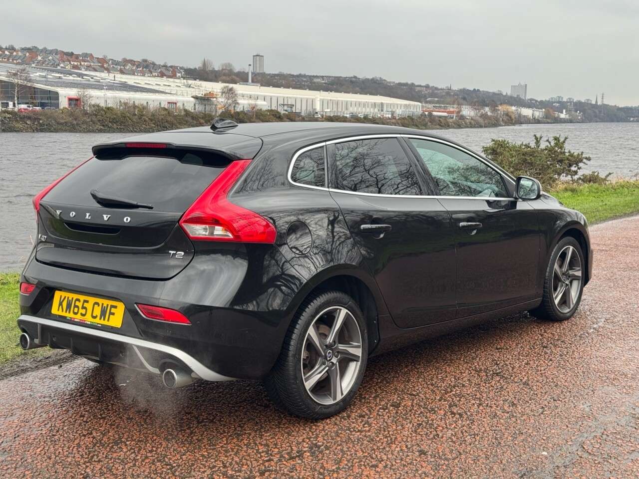 A 2015 VOLVO V40 2.0 T2 R-Design Nav Hatchback 5dr Petrol Manual Euro 6 (s/s) (122 ps) **DIA A 2015 VOLVO V40 2.0 T2 R-Design Nav Hatchback 5dr Petrol Manual Euro 6 (s/s) (122 ps) **DIA