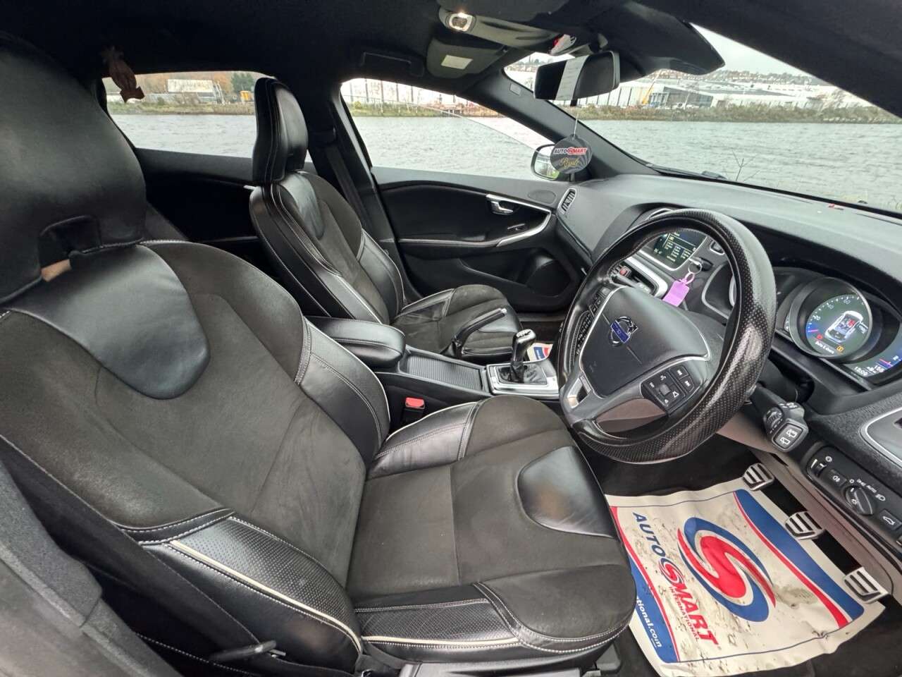 2015 VOLVO V40 2015 VOLVO V40