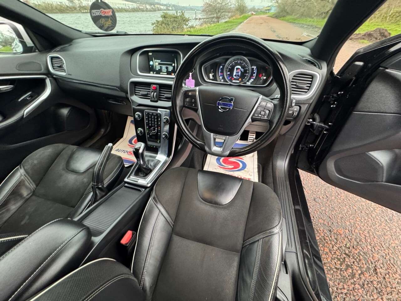 2015 VOLVO V40 2015 VOLVO V40