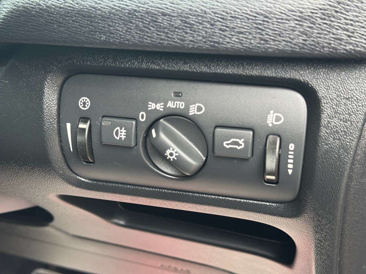 2015 VOLVO V40 2015 VOLVO V40