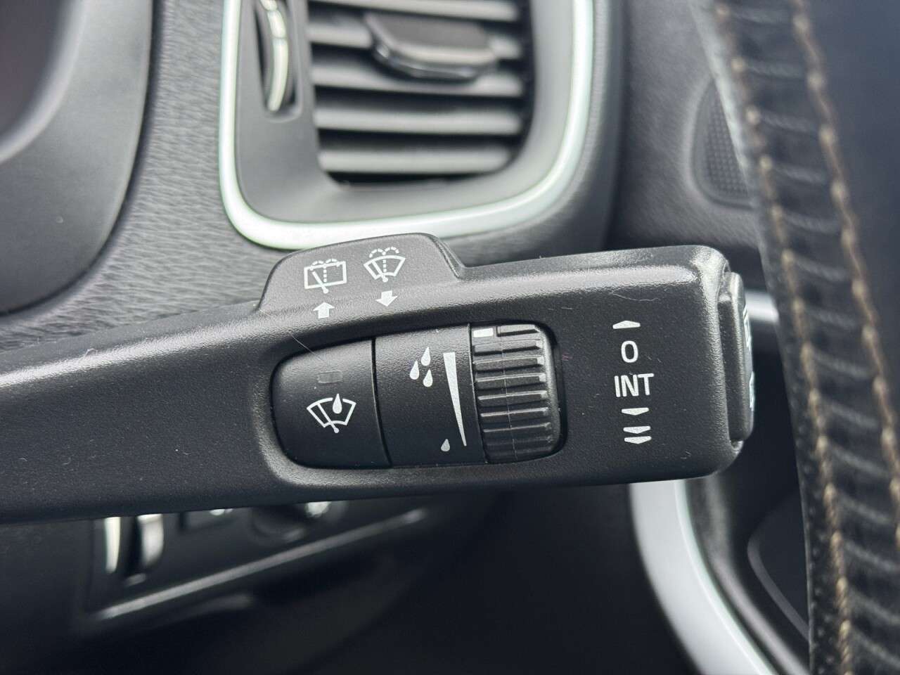 2015 VOLVO V40 2015 VOLVO V40