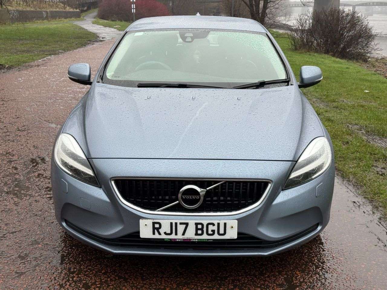 A 2017 VOLVO V40 2.0 D2 Momentum Nav Plus Hatchback 5dr Diesel Manual Euro 6 (s/s) (120 ps) A 2017 VOLVO V40 2.0 D2 Momentum Nav Plus Hatchback 5dr Diesel Manual Euro 6 (s/s) (120 ps)