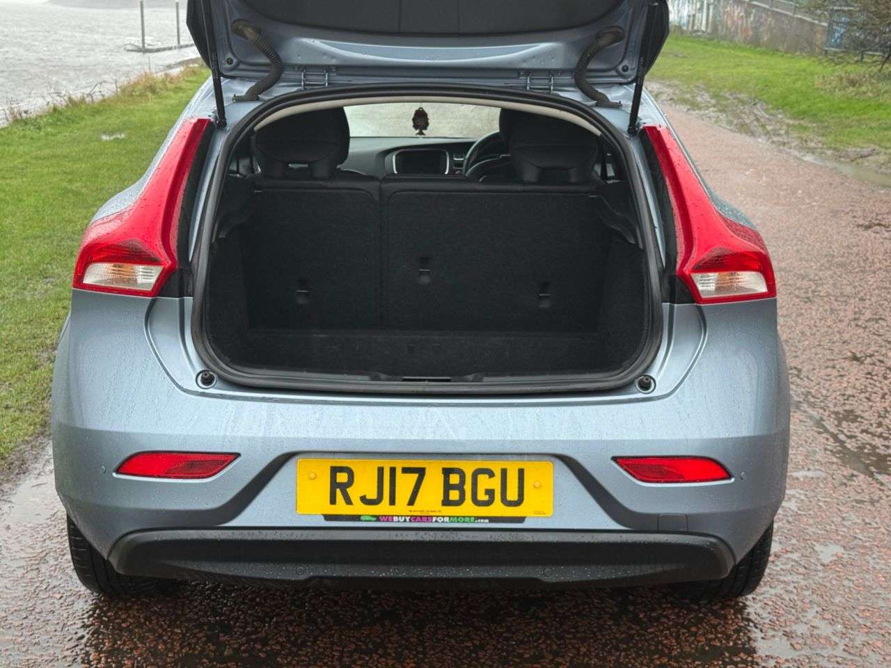 2017 VOLVO V40 2017 VOLVO V40