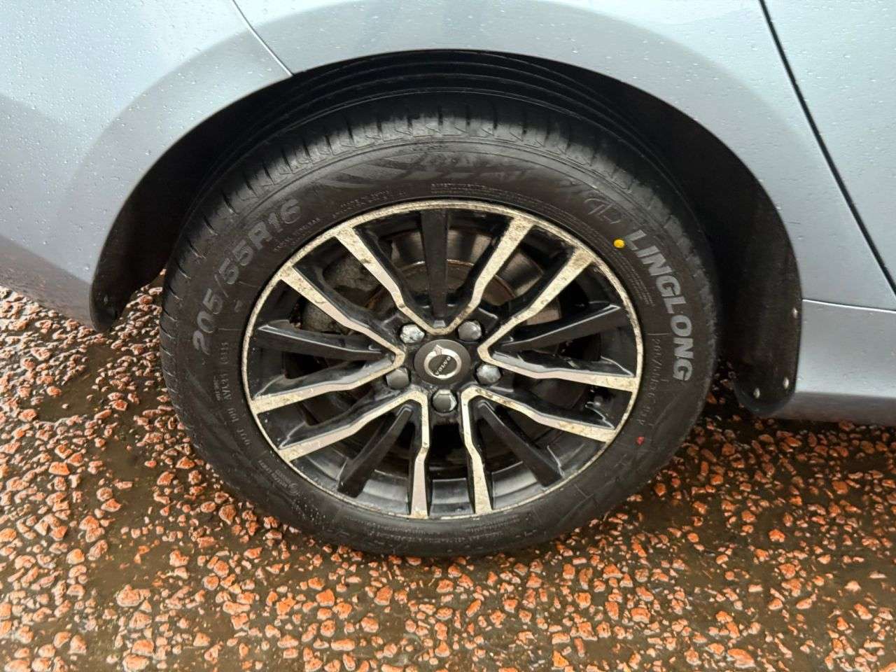 2017 VOLVO V40 2017 VOLVO V40