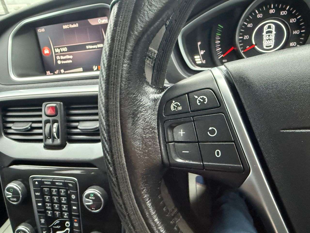 2017 VOLVO V40 2017 VOLVO V40