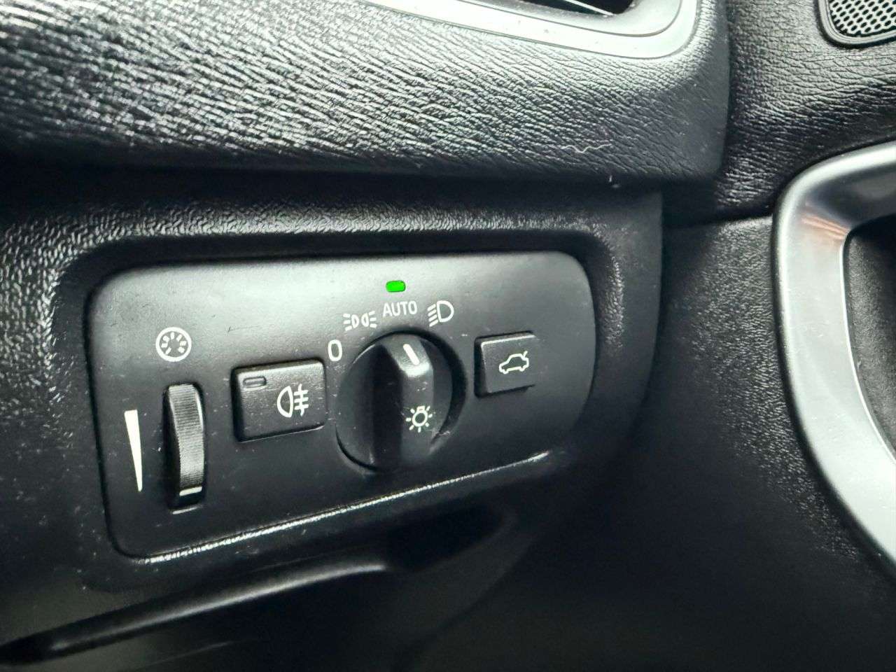 2017 VOLVO V40 2017 VOLVO V40