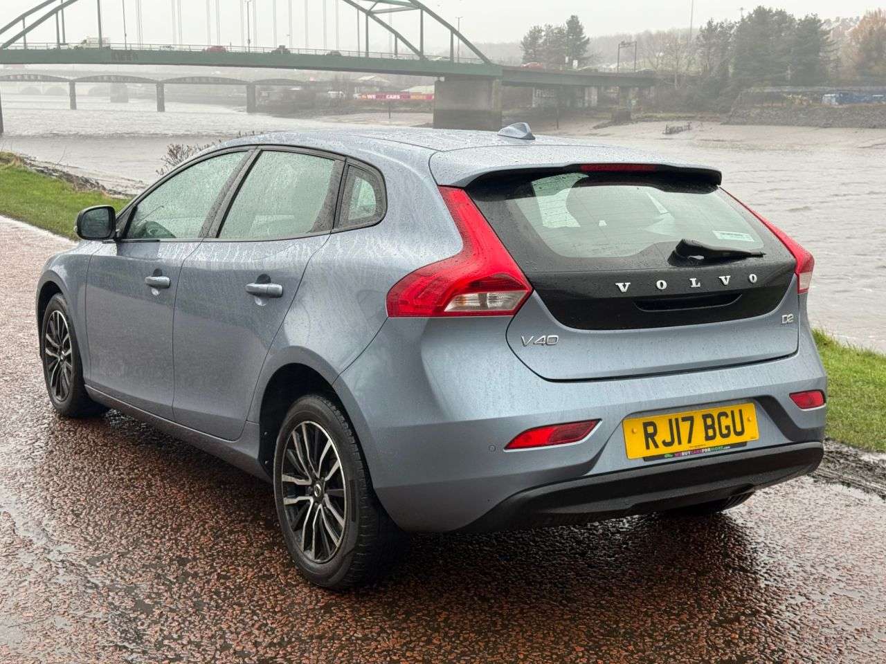 2017 VOLVO V40 2017 VOLVO V40