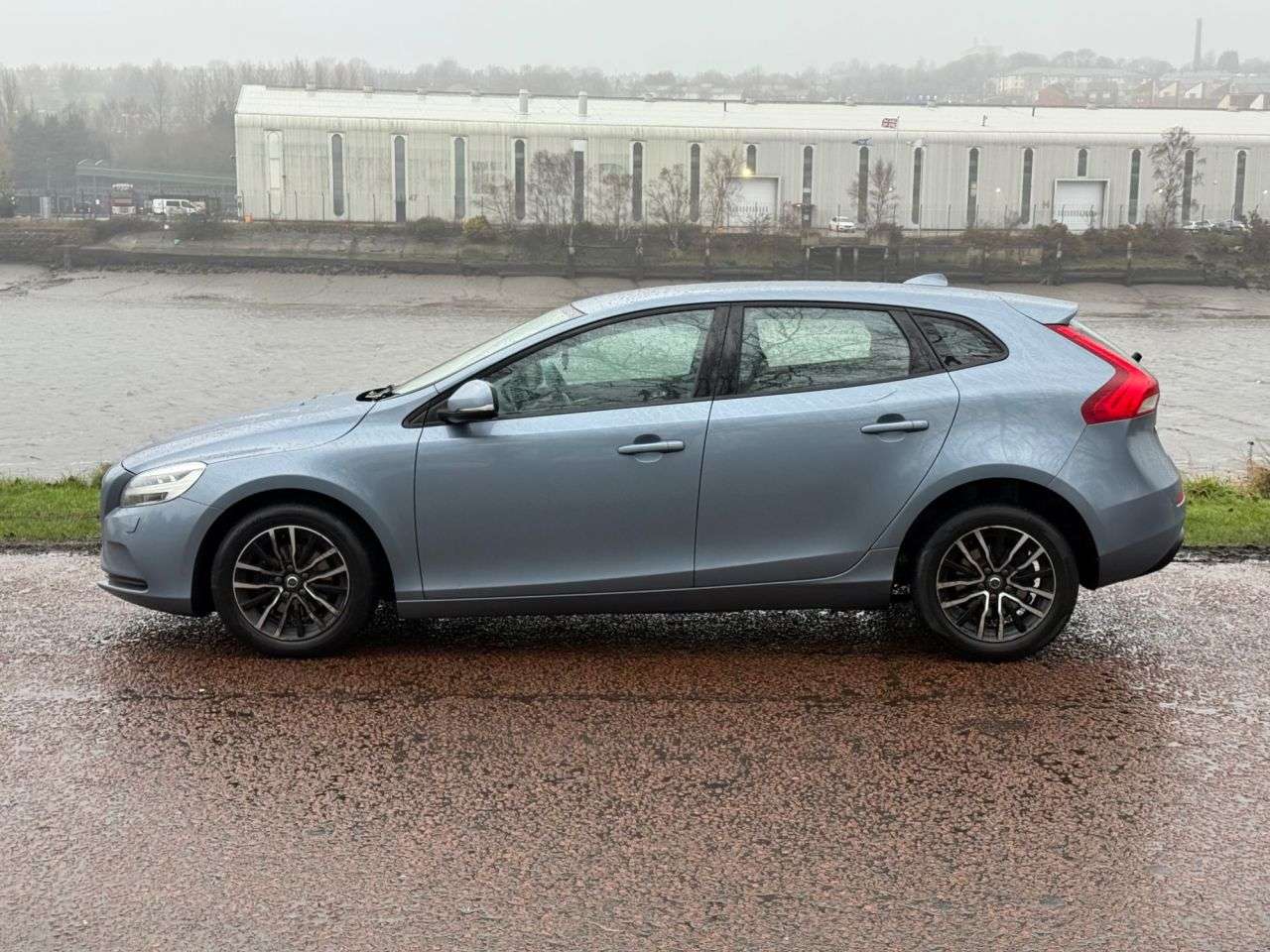 2017 VOLVO V40 2017 VOLVO V40