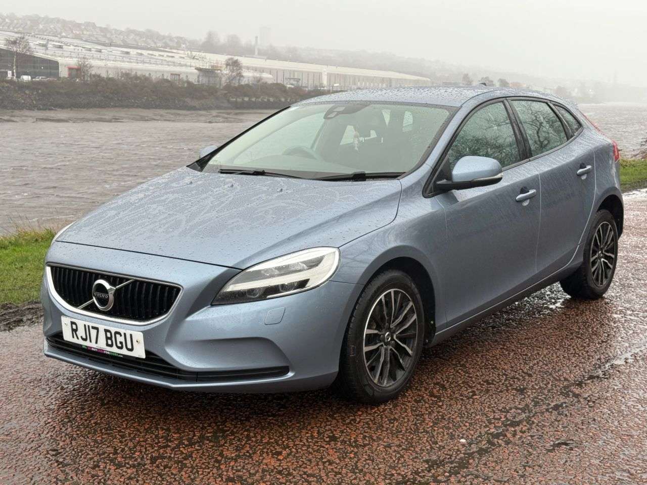 2017 VOLVO V40 2017 VOLVO V40