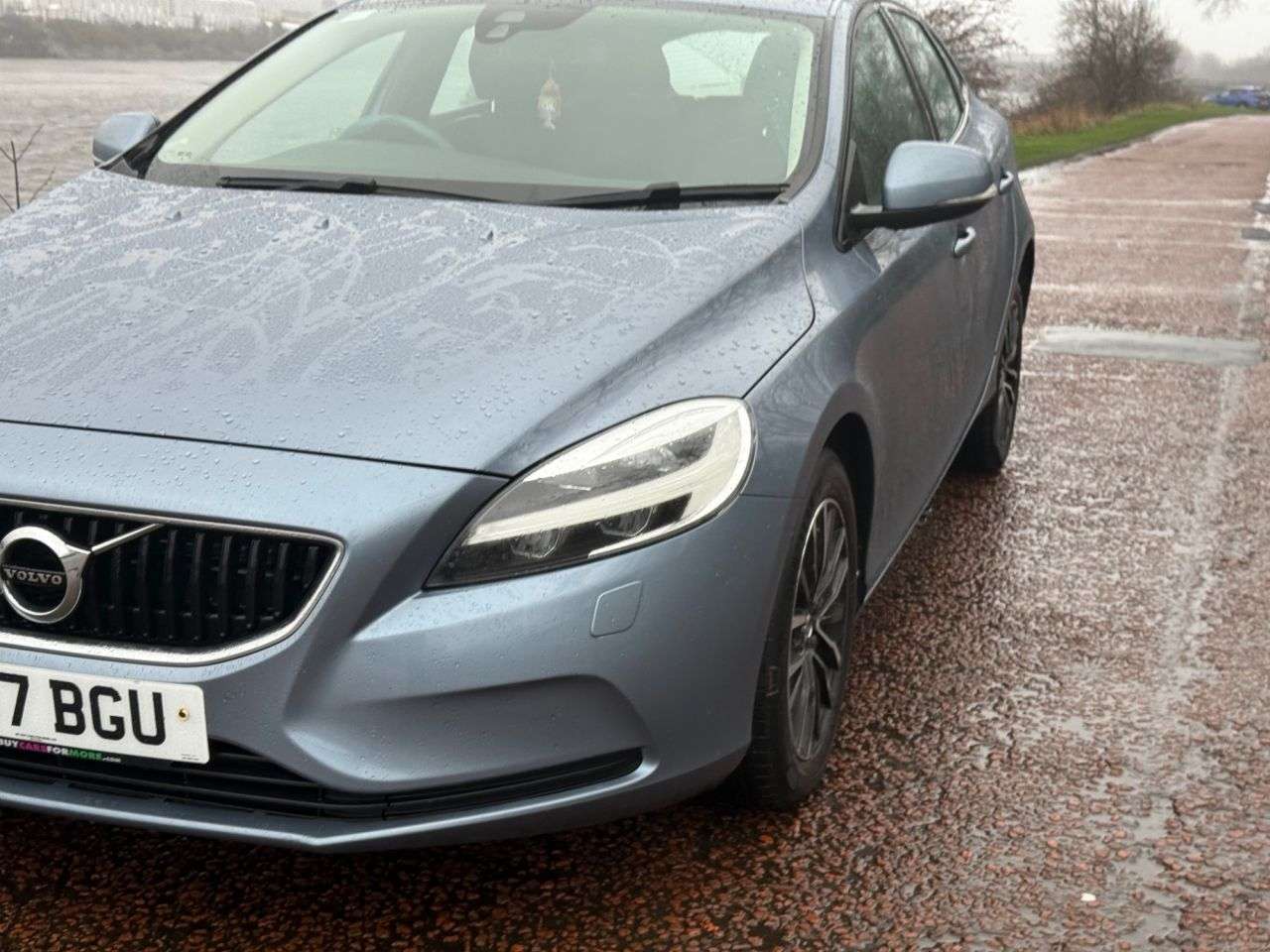 2017 VOLVO V40 2017 VOLVO V40