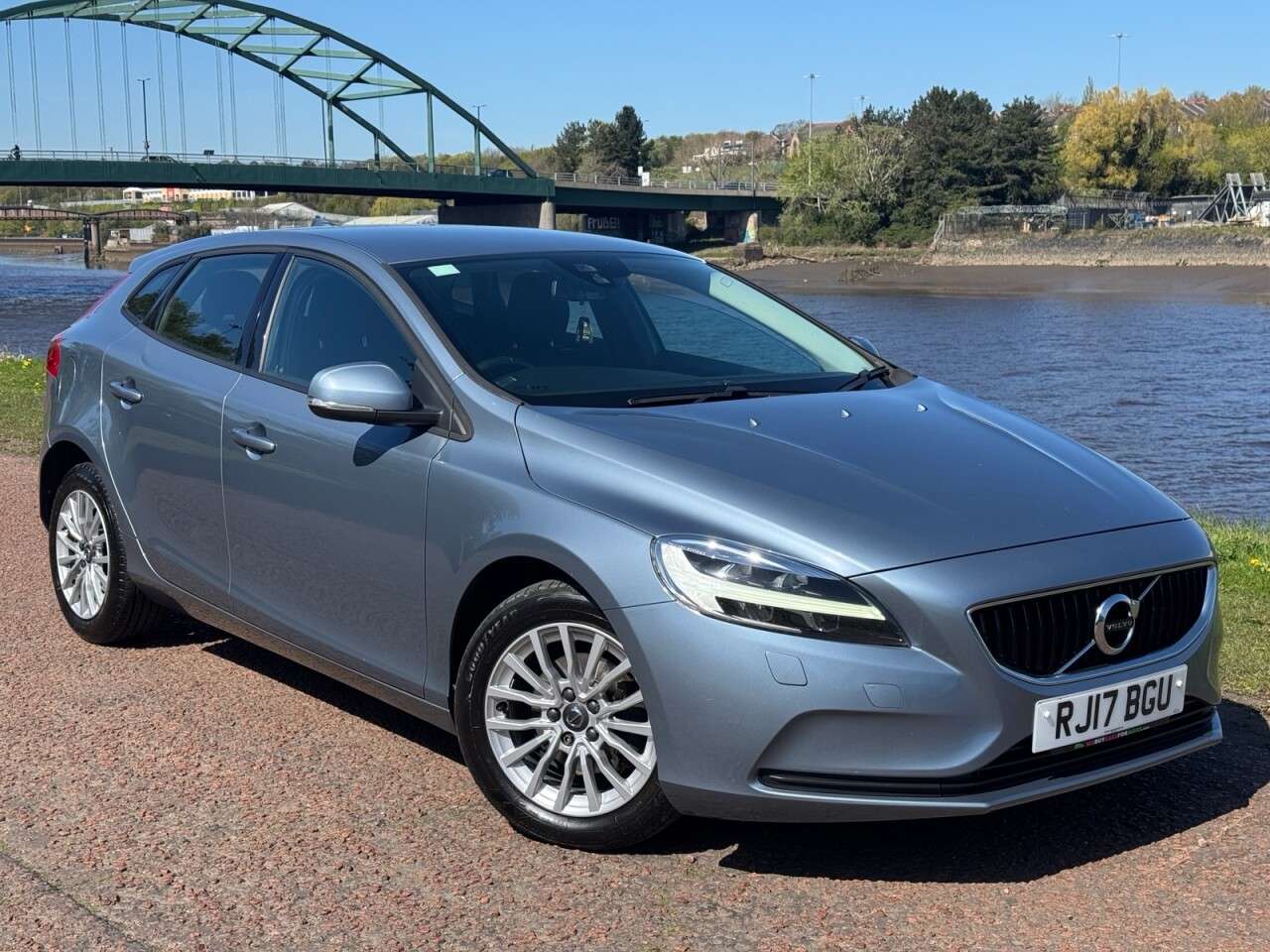 A 2017 VOLVO V40 2.0 D2 Momentum Nav Plus Hatchback 5dr Diesel Manual Euro 6 (s/s) (120 ps) A 2017 VOLVO V40 2.0 D2 Momentum Nav Plus Hatchback 5dr Diesel Manual Euro 6 (s/s) (120 ps)