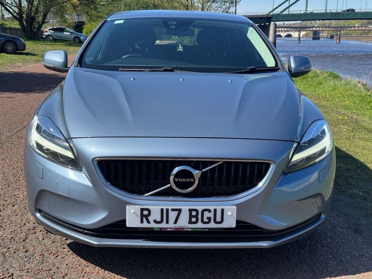 A 2017 VOLVO V40 2.0 D2 Momentum Nav Plus Hatchback 5dr Diesel Manual Euro 6 (s/s) (120 ps) A 2017 VOLVO V40 2.0 D2 Momentum Nav Plus Hatchback 5dr Diesel Manual Euro 6 (s/s) (120 ps)