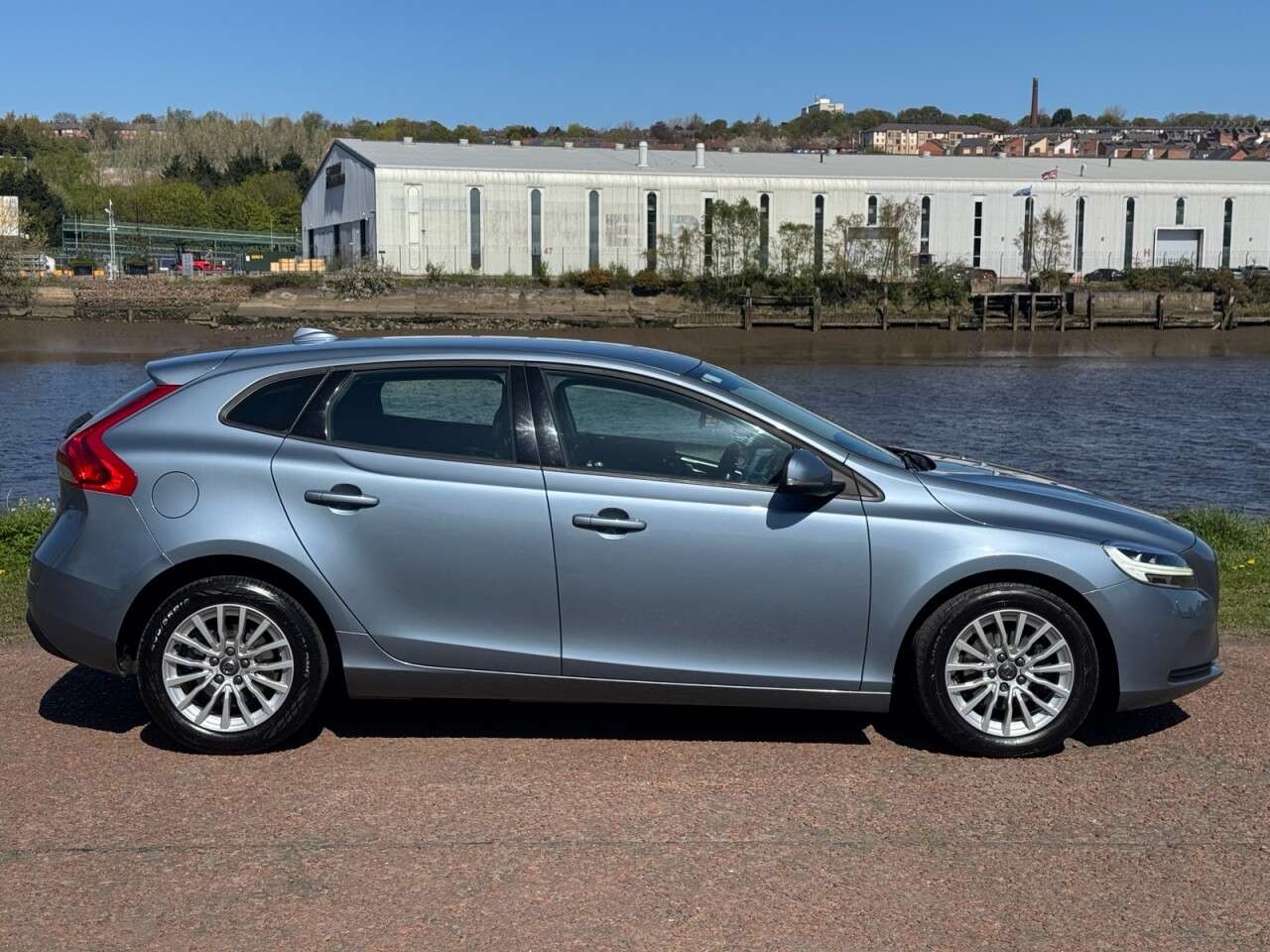 A 2017 VOLVO V40 2.0 D2 Momentum Nav Plus Hatchback 5dr Diesel Manual Euro 6 (s/s) (120 ps) A 2017 VOLVO V40 2.0 D2 Momentum Nav Plus Hatchback 5dr Diesel Manual Euro 6 (s/s) (120 ps)