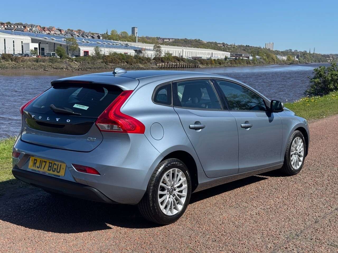 A 2017 VOLVO V40 2.0 D2 Momentum Nav Plus Hatchback 5dr Diesel Manual Euro 6 (s/s) (120 ps) A 2017 VOLVO V40 2.0 D2 Momentum Nav Plus Hatchback 5dr Diesel Manual Euro 6 (s/s) (120 ps)