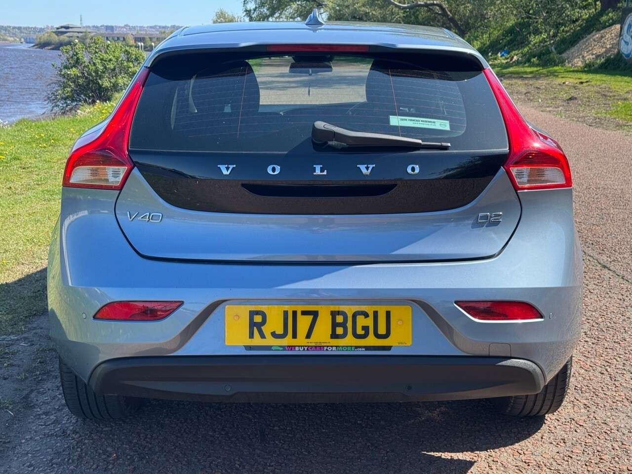 2017 VOLVO V40 2017 VOLVO V40