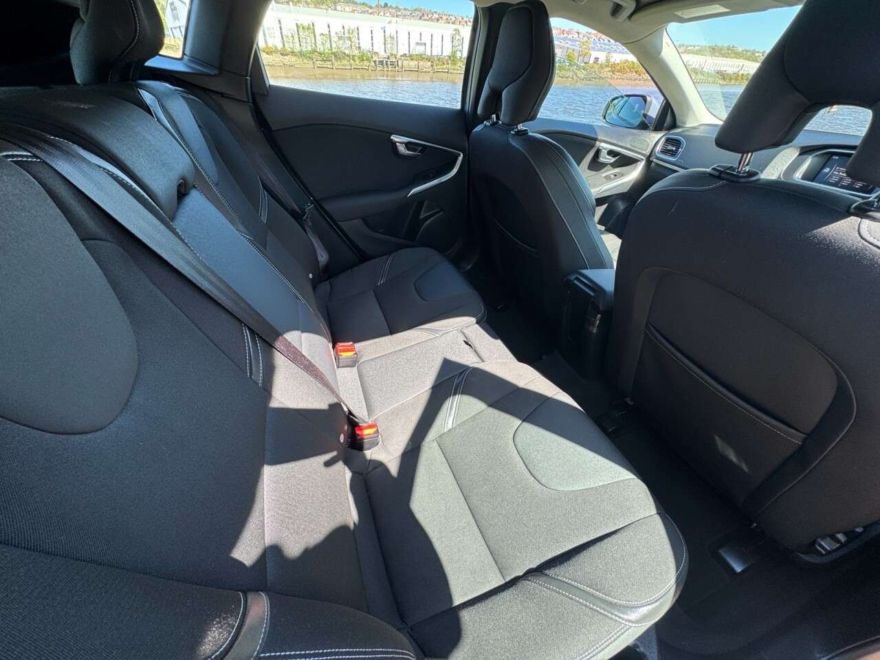 2017 VOLVO V40 2017 VOLVO V40