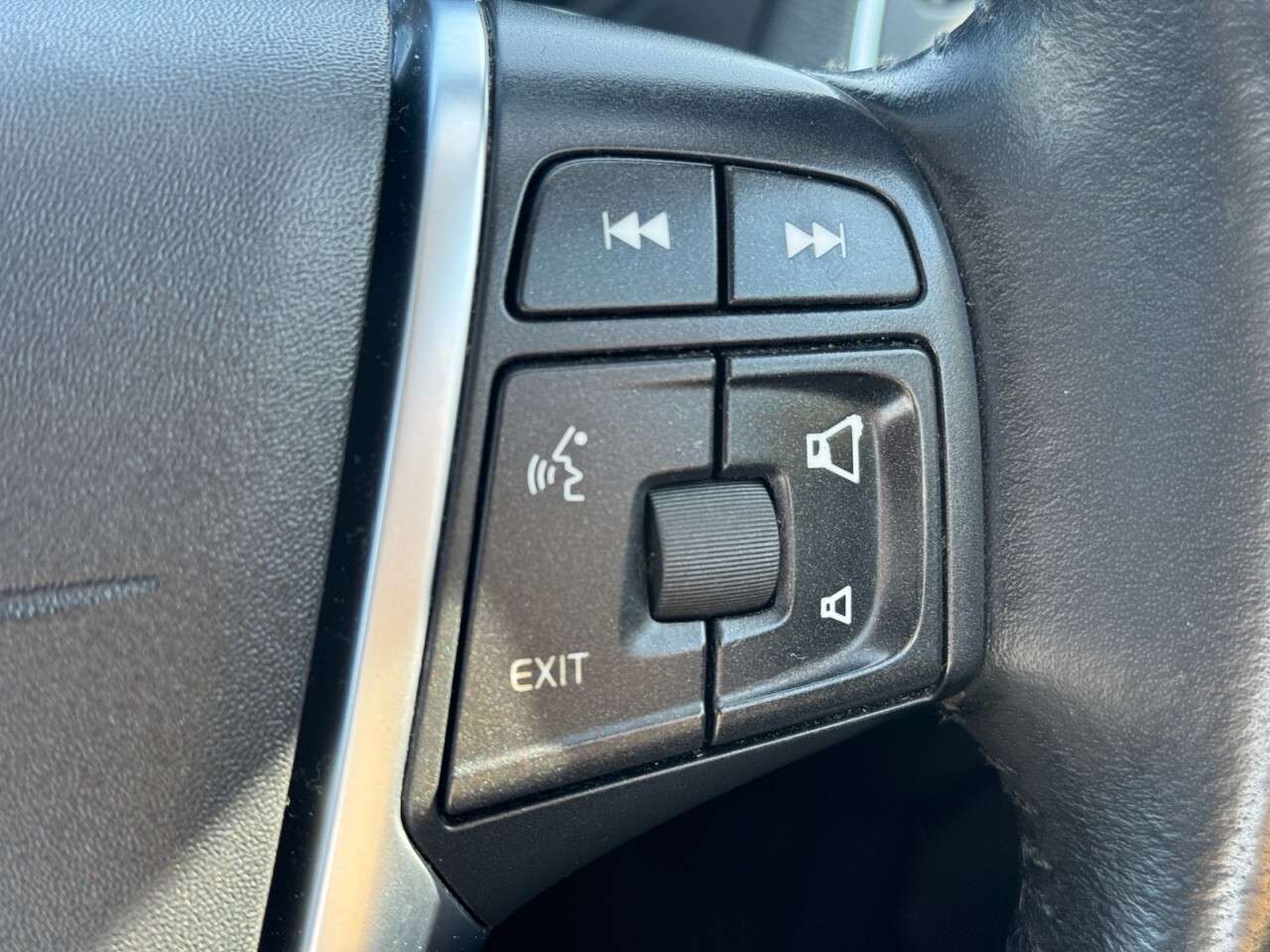 2017 VOLVO V40 2017 VOLVO V40