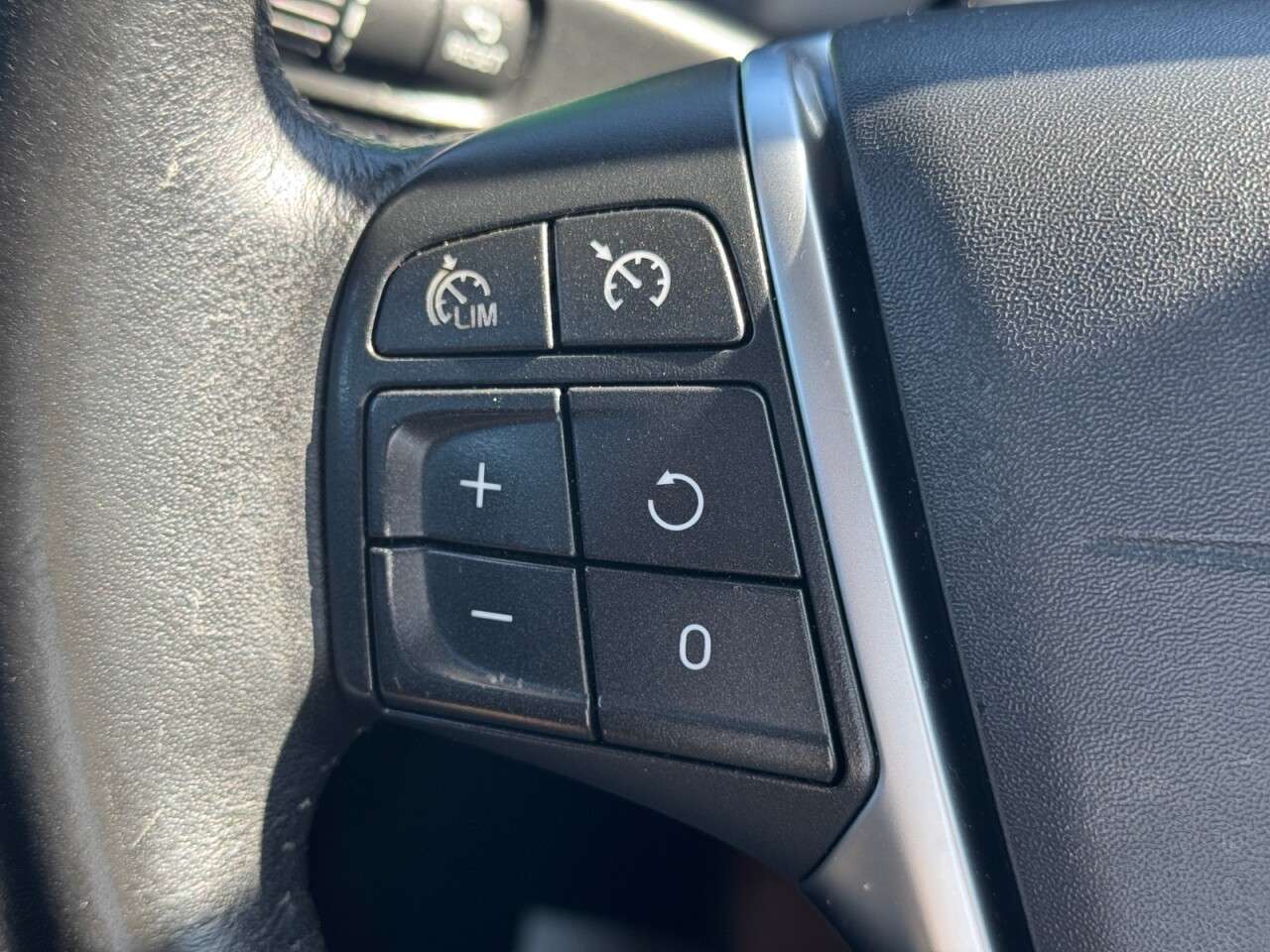 2017 VOLVO V40 2017 VOLVO V40