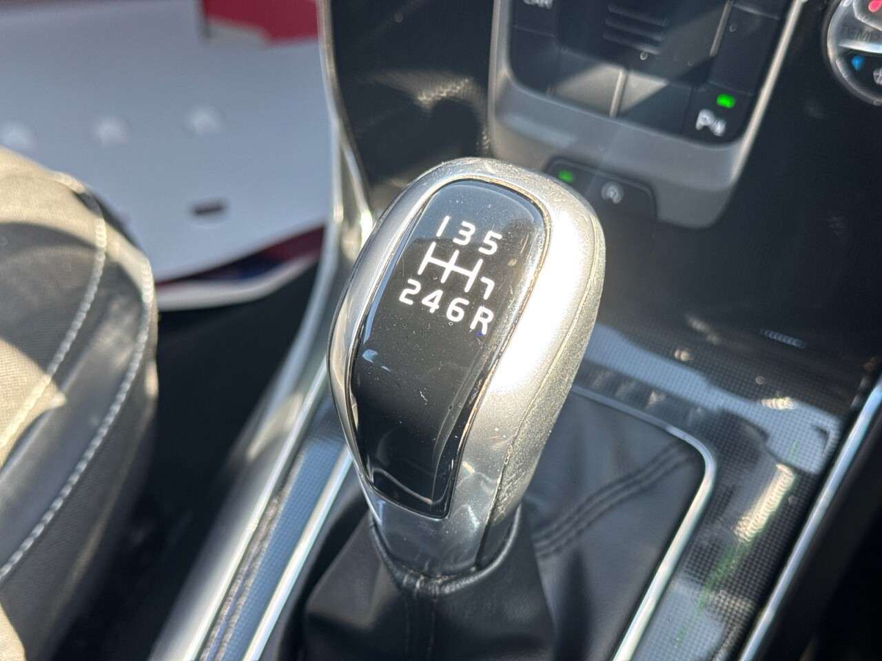 2017 VOLVO V40 2017 VOLVO V40