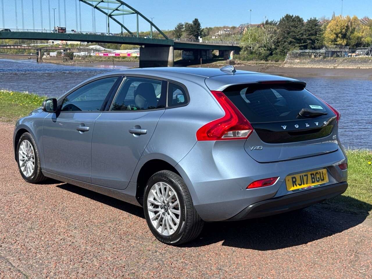 2017 VOLVO V40 2017 VOLVO V40