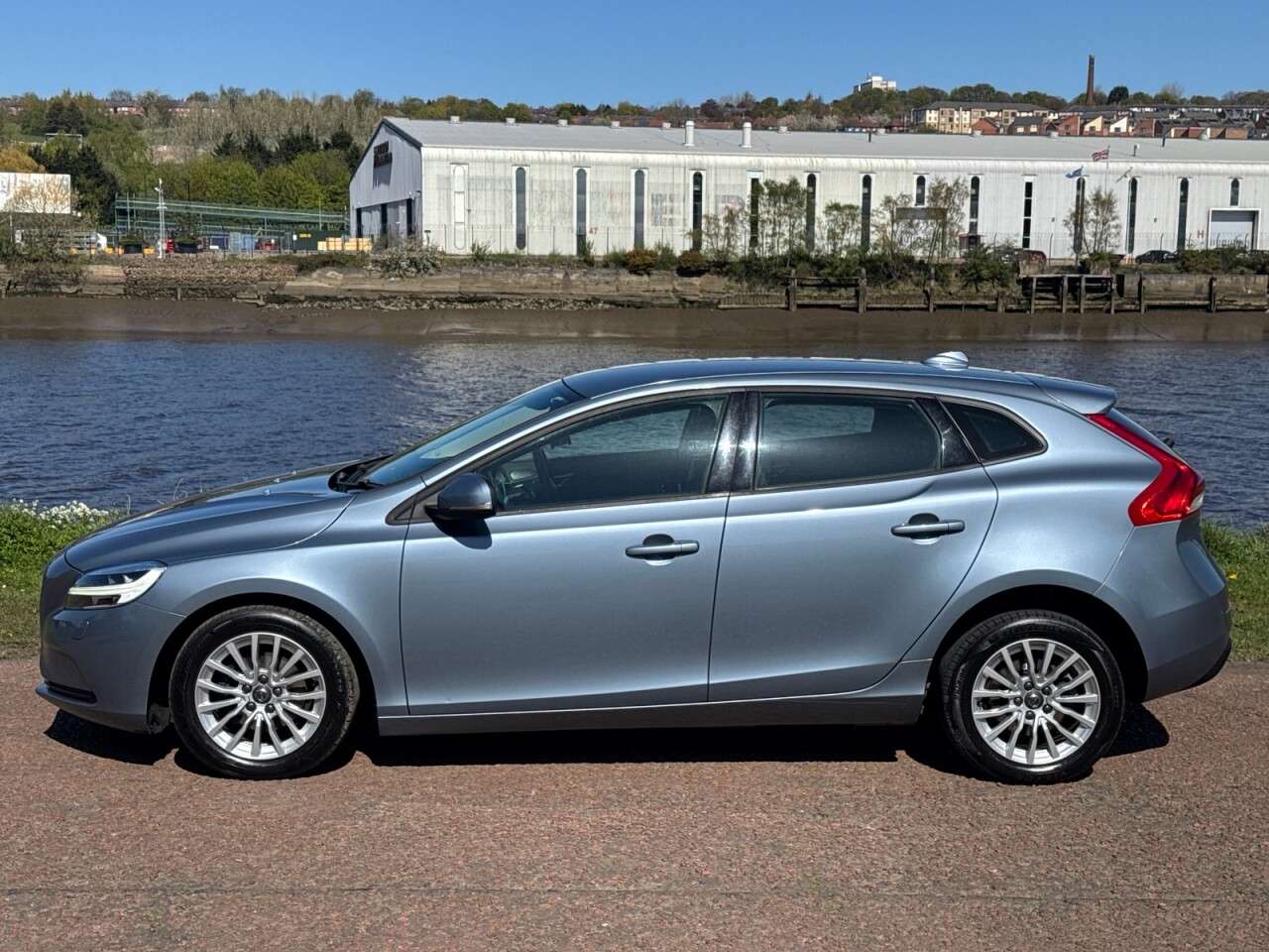 2017 VOLVO V40 2017 VOLVO V40