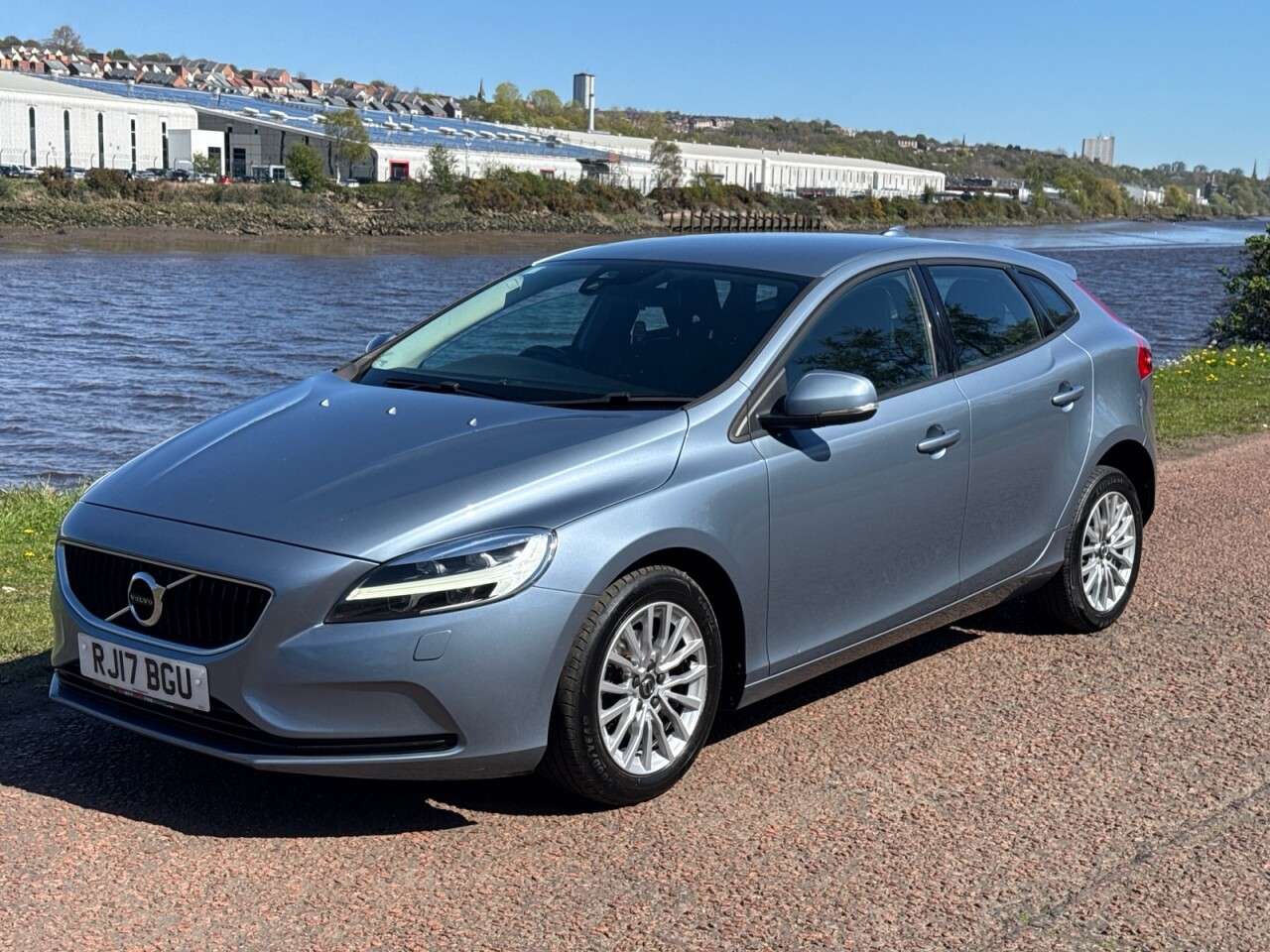 2017 VOLVO V40 2017 VOLVO V40